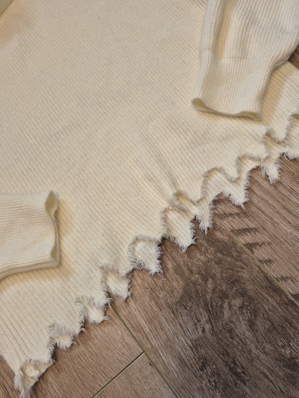 Le Lis Women's Boho Cream Distressed Hem Knit Turtleneck Sweater Size M/L - Picture 4 of 6
